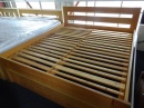 postel s úložným prostorem modřín